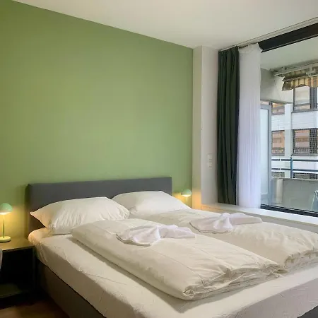 Flat With 3 Bedrooms And Free Parking Space Apartment *