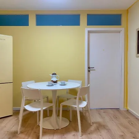 Apartment Flat With 3 Bedrooms And Free Parking Space *