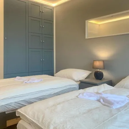 Flat With 3 Bedrooms And Free Parking Space Apartment