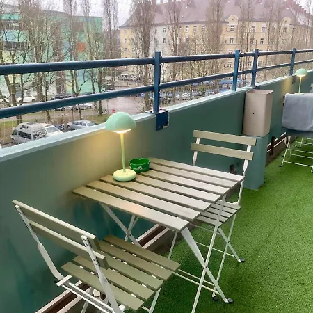 Apartment Flat With 3 Bedrooms And Free Parking Space *